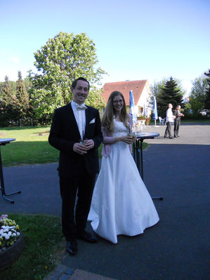 Ehepaar in Brautkleid & Anzug